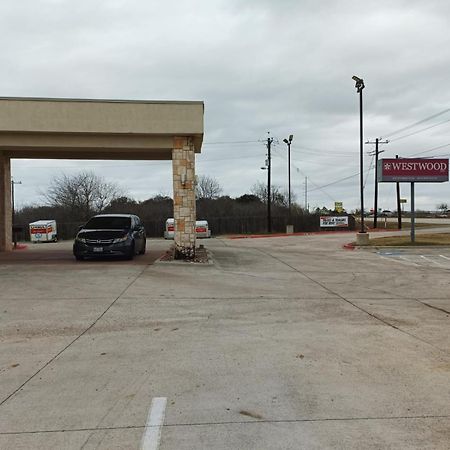 Westwood Inn By Oyo Gonzales Tx Exterior photo