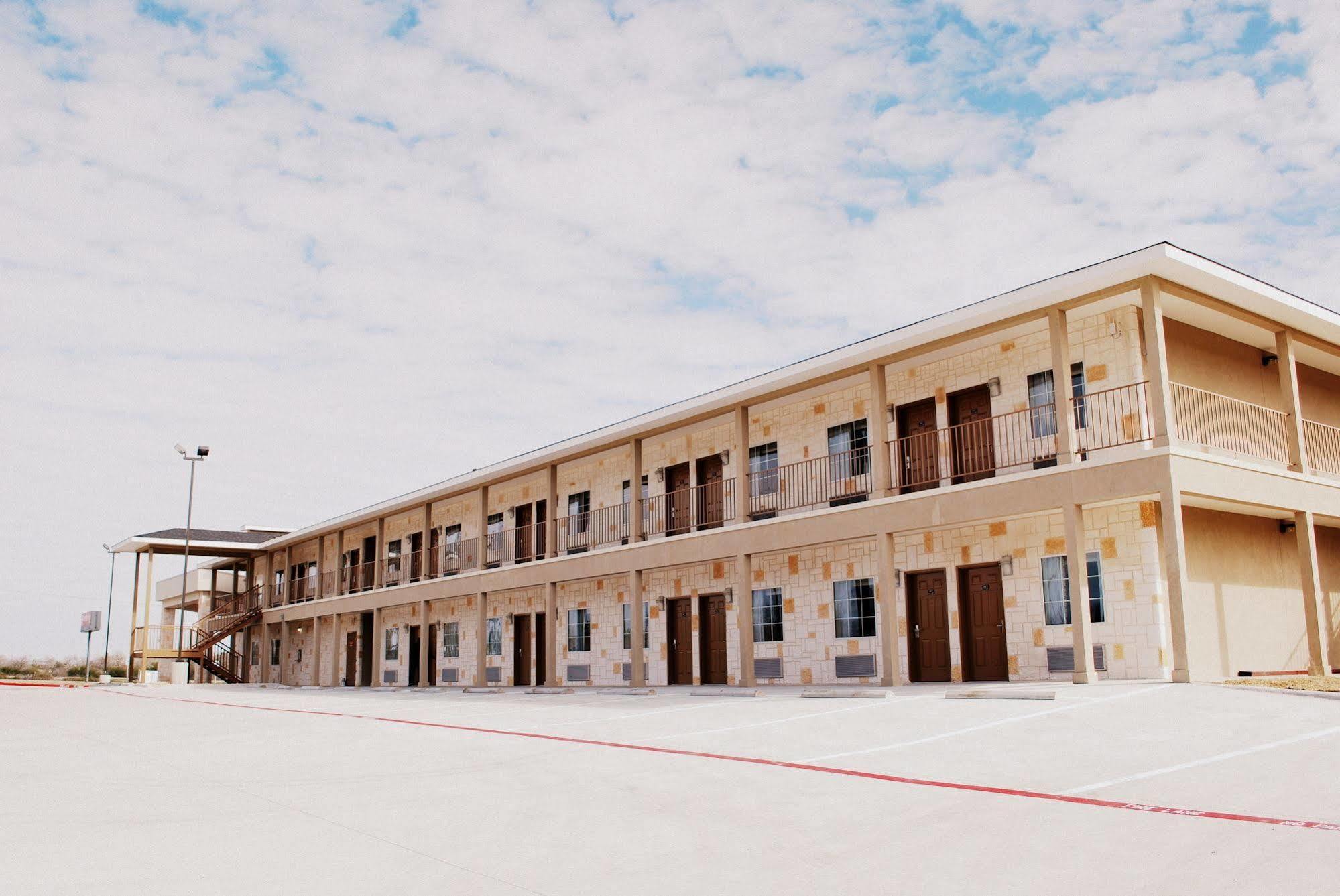 Westwood Inn By Oyo Gonzales Tx Exterior photo