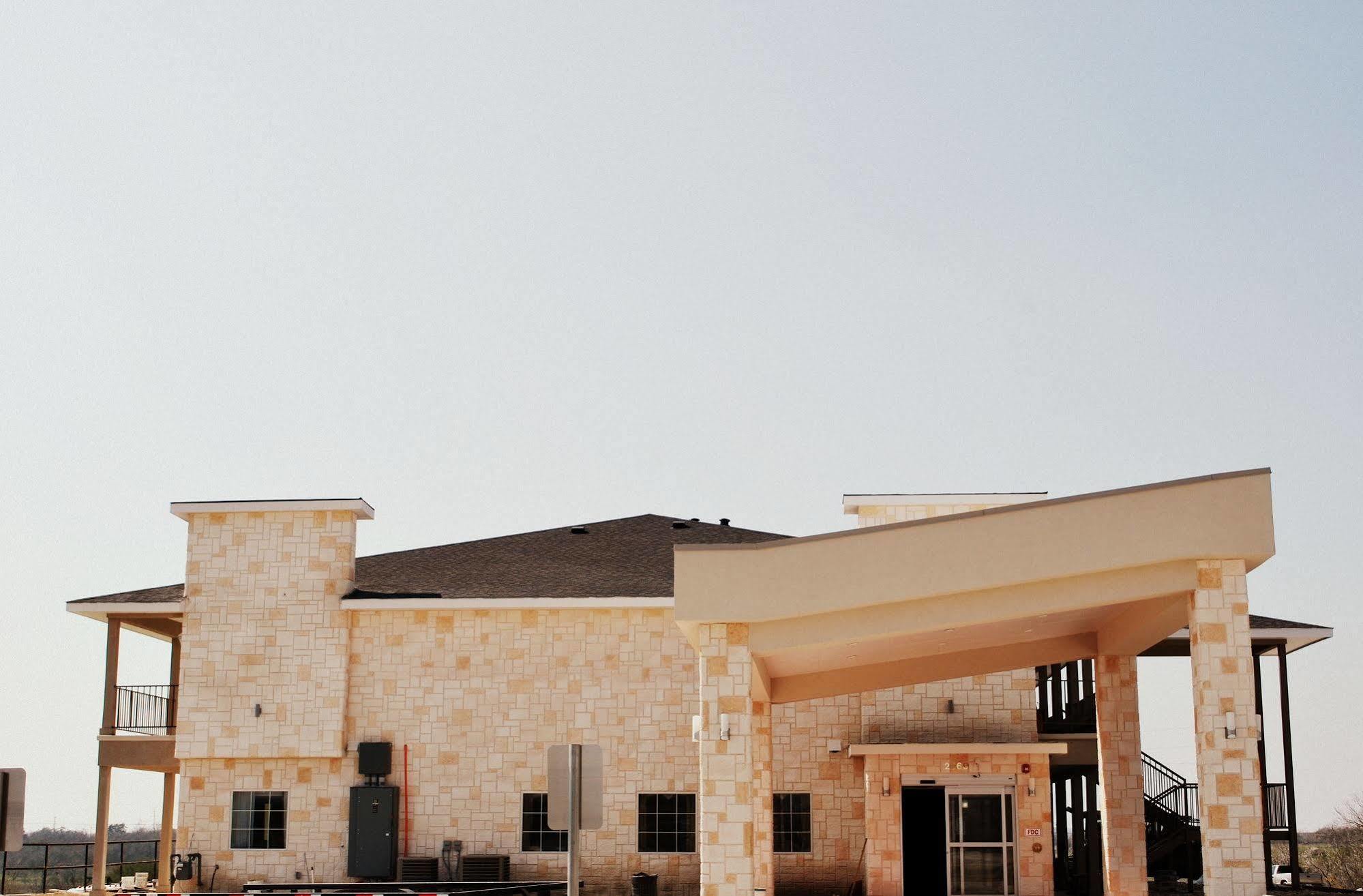 Westwood Inn By Oyo Gonzales Tx Exterior photo